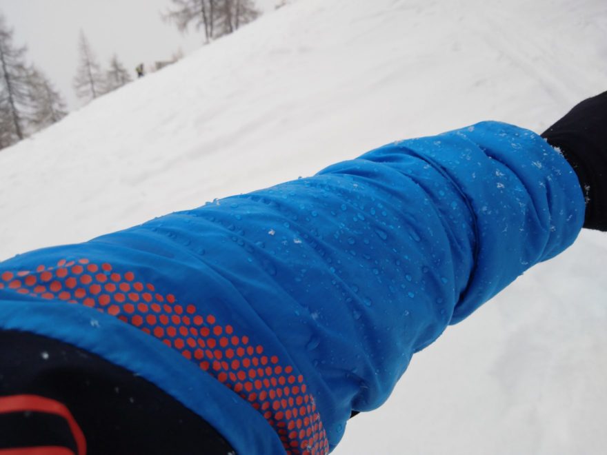 materiál Pertex Quantum na rukávech bundy Northfinder SOLISKO odolá krátkému lehkému sněžení
