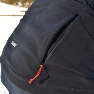 Praktická kapsa na zádech bundy Northfinder SOLISKO