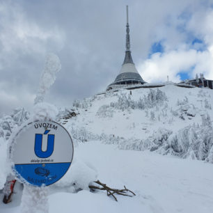 Skialpová výstupová trasa Úvozem kousek pod vrcholem Ještědu