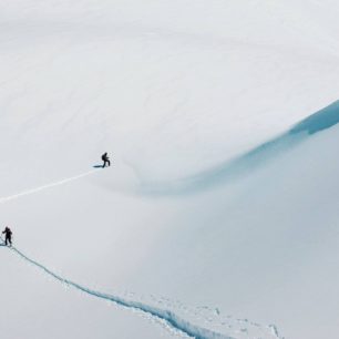 Ledovcový přechod v oblasti Elbrusu z republiky Kabardino-Balkar do republiky Karachevo-Cherkessiya