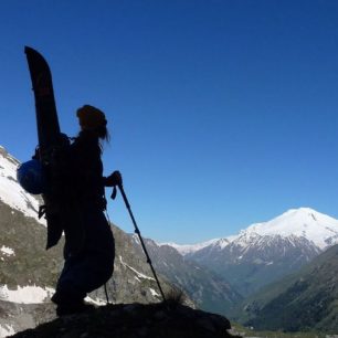 Letní skialp a splitboard v údolí Adyl-sy s výhledem na Elbrus
