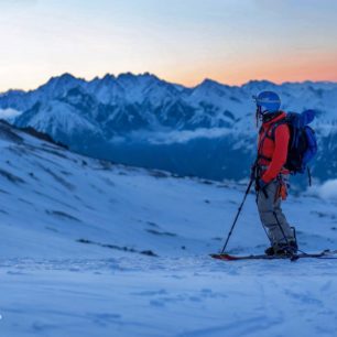 Svítání při výstupu na Kazbegi v Gruzii