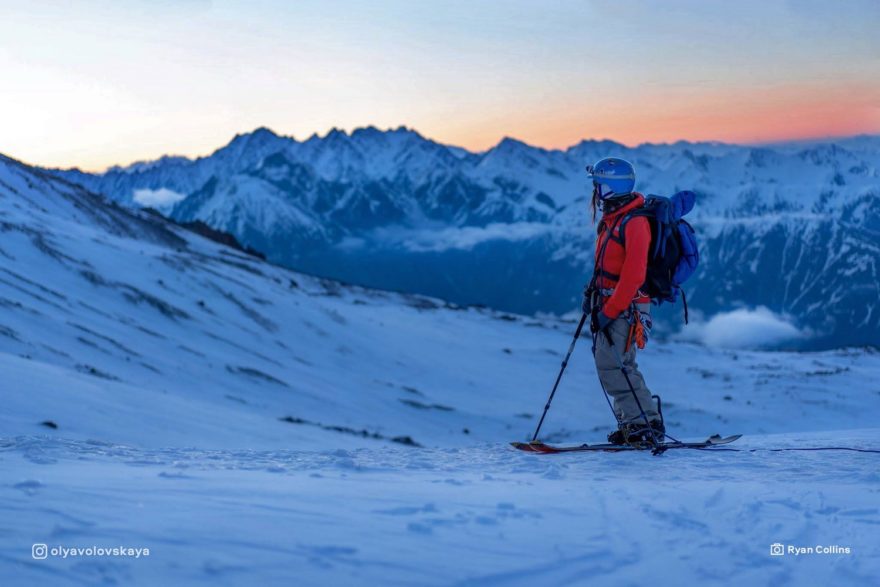 Svítání při výstupu na Kazbegi v Gruzii