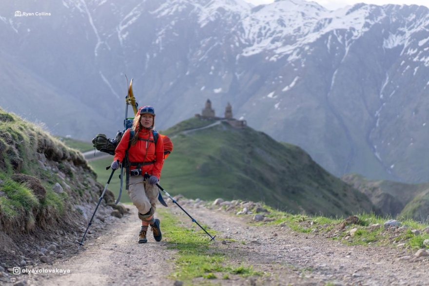 Cestou do základního tábora při výstupu na Kazbegi