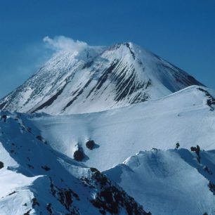 Výhled z vrcholu Kozelského na vulkán Avačinskaja