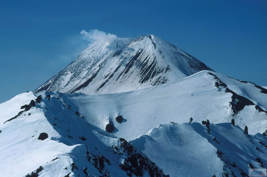 Výhled z vrcholu Kozelského na vulkán Avačinskaja