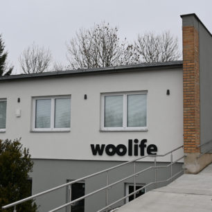 Bezbariérový přístup, WI-FI, relaxační zóna, velká kabinka - to je firemní prodejna WOOLIFE