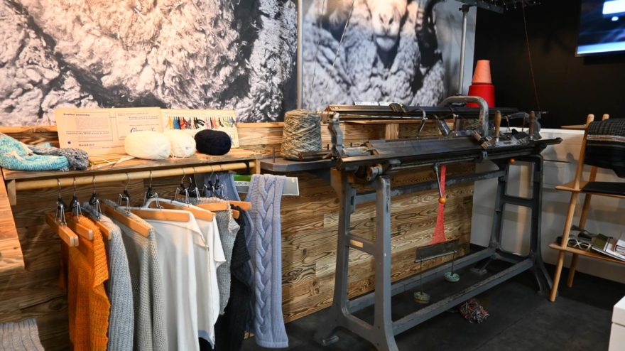 Pletací stroj přímo na prodejně WOOLIFE