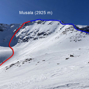 Výstupová stopa na Musalu je modře, strmější sjezd červeně