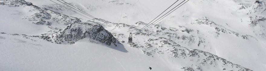 V lyžařském středisku Cervinia v italských Alpách vede nejvýše položená lanovka v Evropě na Klein Matterhorn (3883 m)