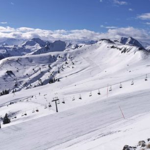 Lyžařská oblast Dolomity Superski sdružuje 12 předních středisek v regionu a nabízí společný skipas pro 1200 km sjezdovek a 460 vleků a lanovek.