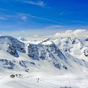 Lyžařská oblast Dolomity Superski sdružuje 12 předních středisek v regionu a nabízí společný skipas pro 1200 km sjezdovek a 460 vleků a lanovek.