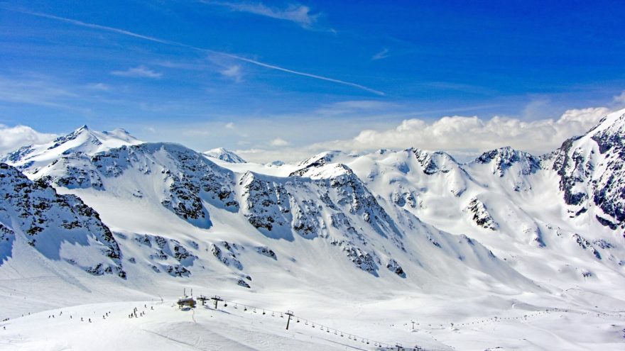 Lyžařská oblast Dolomity Superski sdružuje 12 předních středisek v regionu a nabízí společný skipas pro 1200 km sjezdovek a 460 vleků a lanovek.