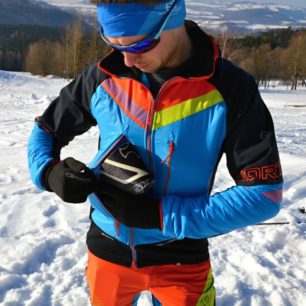 Hlavní kapsy bundy Northfinder SOLISKO jsou perfektní pro uložení stoupacích pásů