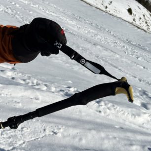 Nastavitelné a od hole odpojitelné poutko hole G3 PIVOT se jmenovkou.