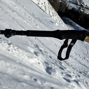 Prodloužená rukojeť hole G3 PIVOT s detailem „zobáku“ s dírou pro zavěšení.