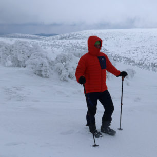 Dobře padnoucí kapuce a vysoký límec péřovky MOUNTAIN EQUIPMENT BALTORO JACKET