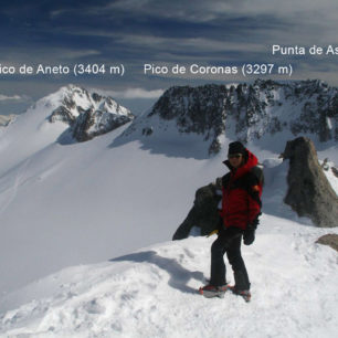 Výhled z Pico de Maladeta na Pico de Aneto v Pyrenejích