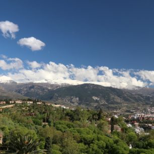 Výhled z Granady na zasněžené pohoří Sierra Nevada