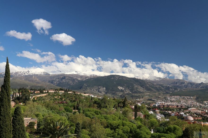 Výhled z Granady na zasněžené pohoří Sierra Nevada