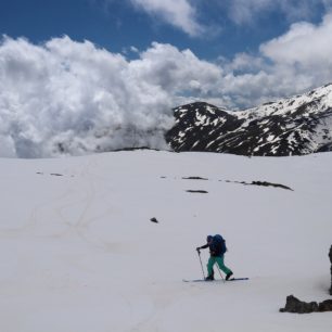 Stoupání z jihu k hlavnímu hřebenu Sierra Nevada, v mracích se skrývá Středozemní moře a Afrika