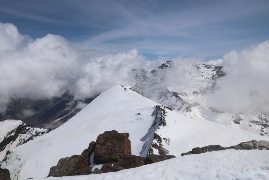 Výhled z Pico del Veleta na nejvyšší Mulhacén (3481 m)