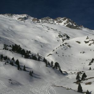 Údolí nad chatou La Renclusa