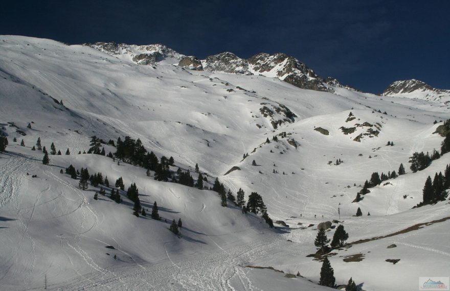 Údolí nad chatou La Renclusa