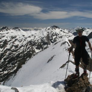 Na vrcholu Pico de Paderna bez lyží, museli jsme je nechat kousek pod vrcholem