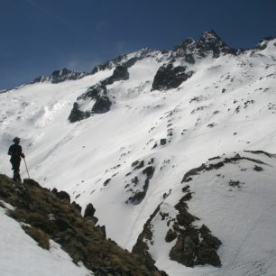 Výhled ze svahů Pico de Paderna na jihovýchod k hlavnímu hřebenu Pyrenejí