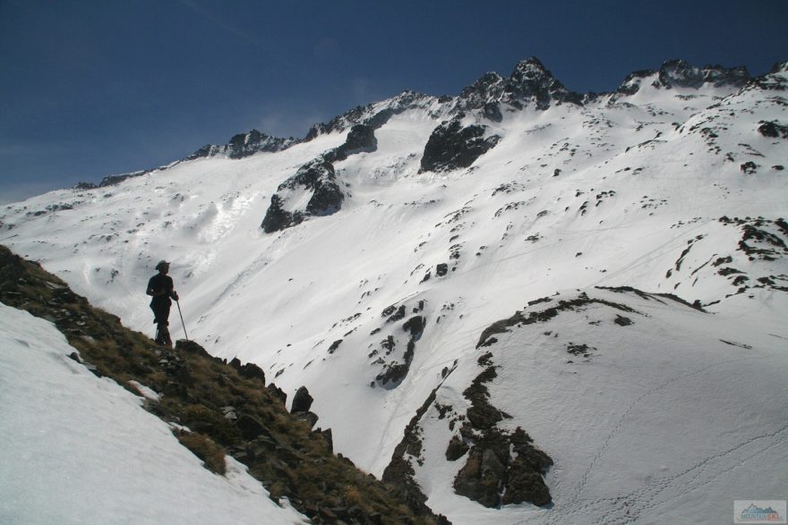 Výhled ze svahů Pico de Paderna na jihovýchod k hlavnímu hřebenu Pyrenejí