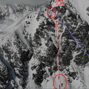 Výstup je vyznačen modře, pád červeně, po pádu laviny jsou místa na laviništi označena jako Soňa, Miro a Tomáše