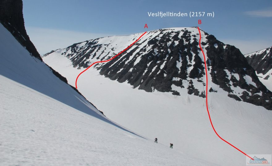 Varianty sjezdu z Veslfjelltindenu, lavina byla uvolněna v trase A