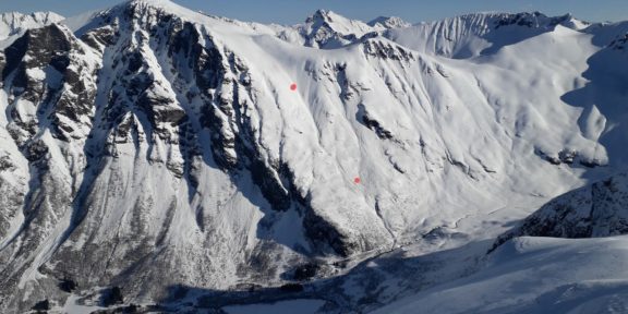 Špatným rozhodnutím k dlouhému pádu s lavinou v Sunnmørealpene v dubnu 2022
