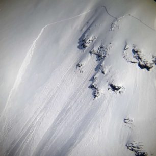 Nájezdová lyžařská stopa a celý rozsáhlý odtrh laviny