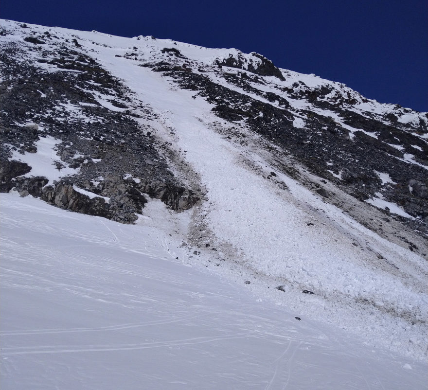 Boční podhled na dráhu laviny a část laviniště