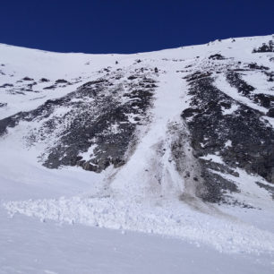 Celkový pohled na lavinu z ledovce Hurrabrean