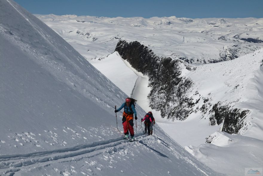Poslední traverz pod vrcholem Storebjornu (2222 m)