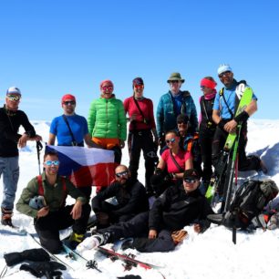 Vrcholová fotka části účastníků memoriálu na Storebjornu (2222 m)