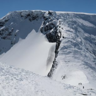 Sjíždíme a hromadíme se v sedle za Loftetem