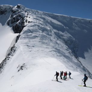 Rozdělujeme se, polovina míří na další hřeben, zatímco zbytek si nechce nechat ujít nerozježděný ledovec