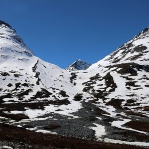 Pohled zpět - dvakrát jsme kousek poponesli lyže, abychom na nich dojeli až k silnici