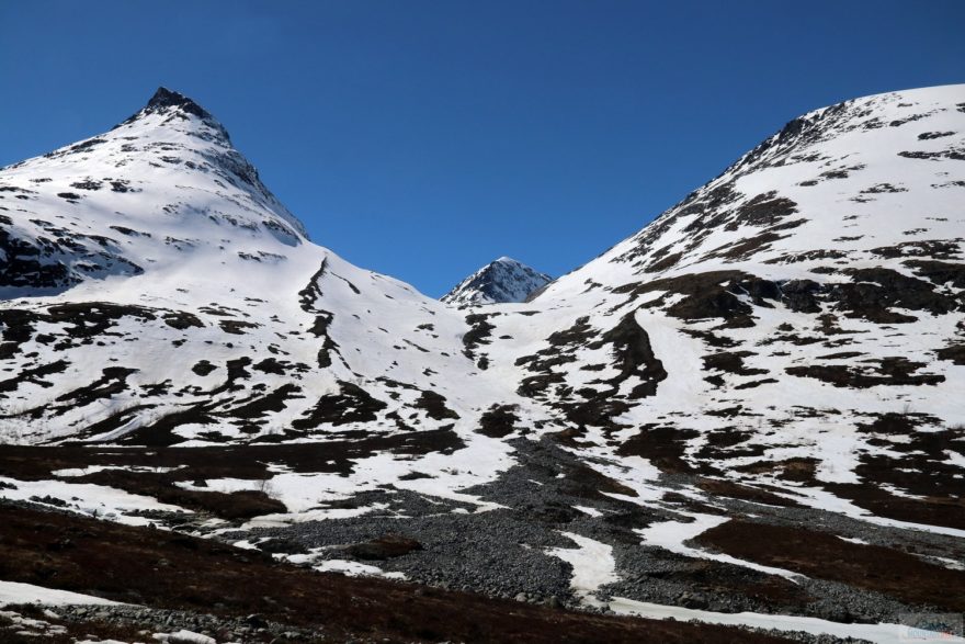 Pohled zpět - dvakrát jsme kousek poponesli lyže, abychom na nich dojeli až k silnici