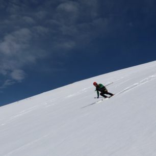 Parádní sjezd přes tisíc výškových metrů v dokonalém jarním sněhuetrů v dokonalém jarním sněhu
