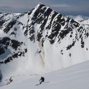 Vyhlídky na okolní kopce neměly během dlouhého sjezdu chybu