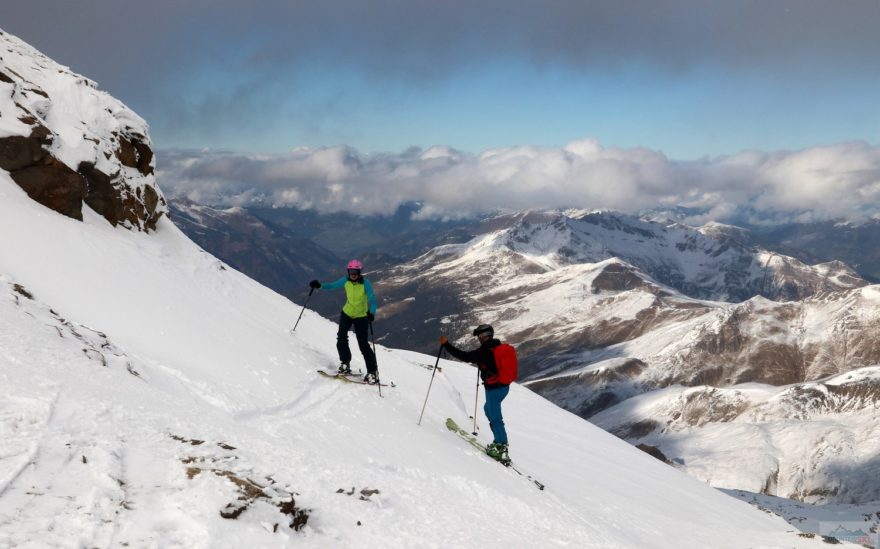Posledních pár metrů pod hřebenem na tuleních pásech