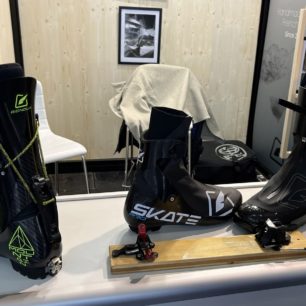 Dva ultralehké modely skialpinistických skeletů Gignoux a mezi nimi boty na skate