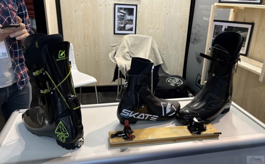 Dva ultralehké modely skialpinistických skeletů Gignoux a mezi nimi boty na skate