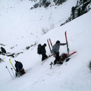 V závěru doliny je potřeba přesunout lyže ze sněhu na batohy