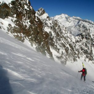 Podklad yl natolik větrem ubitý, že bylo jednodušší stoupat na mačkách